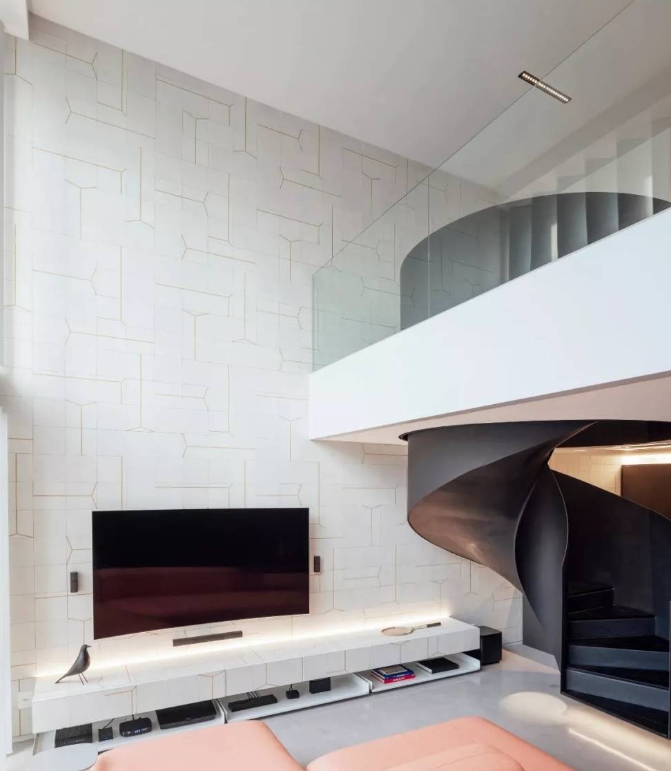 装修公司loft案例|雕塑楼梯让家舒适,还更多样化!_阁楼_客厅_设计的