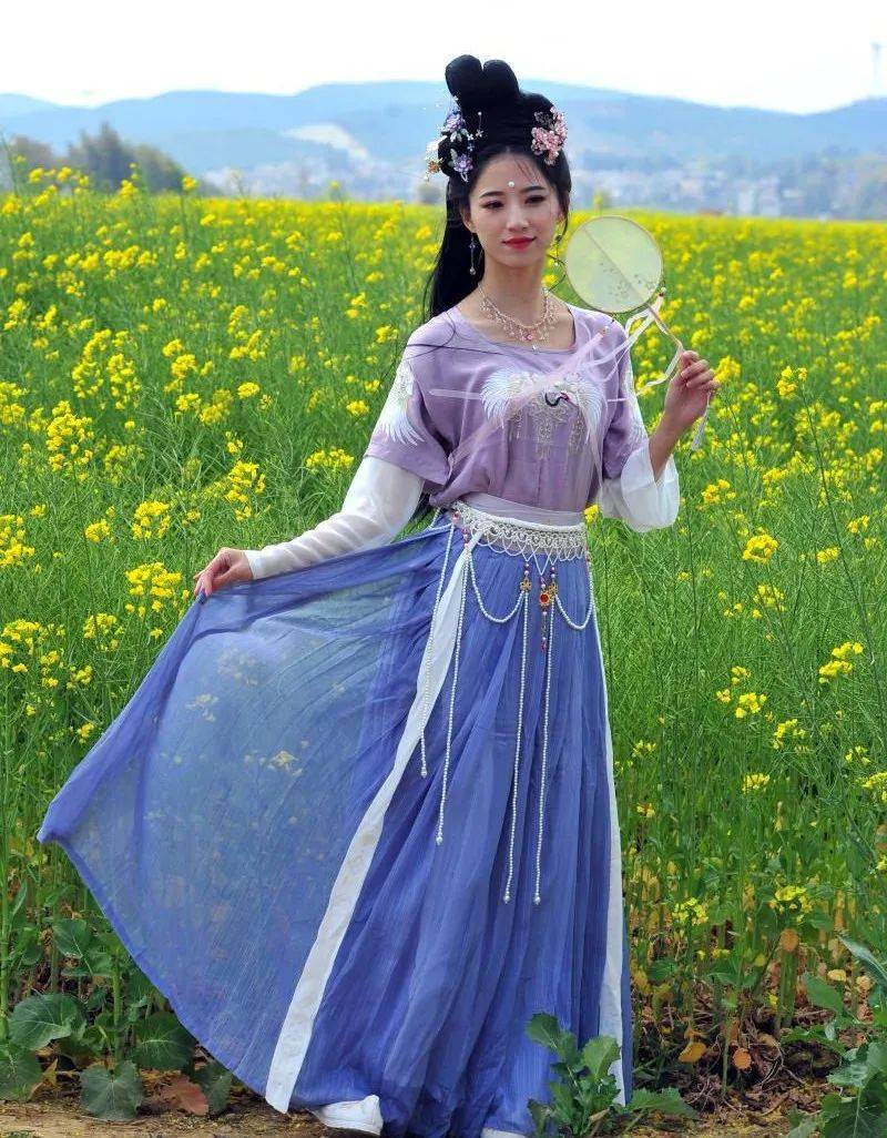 诗家天地期刊第710期回看更怜春色好寻芳人在画图中