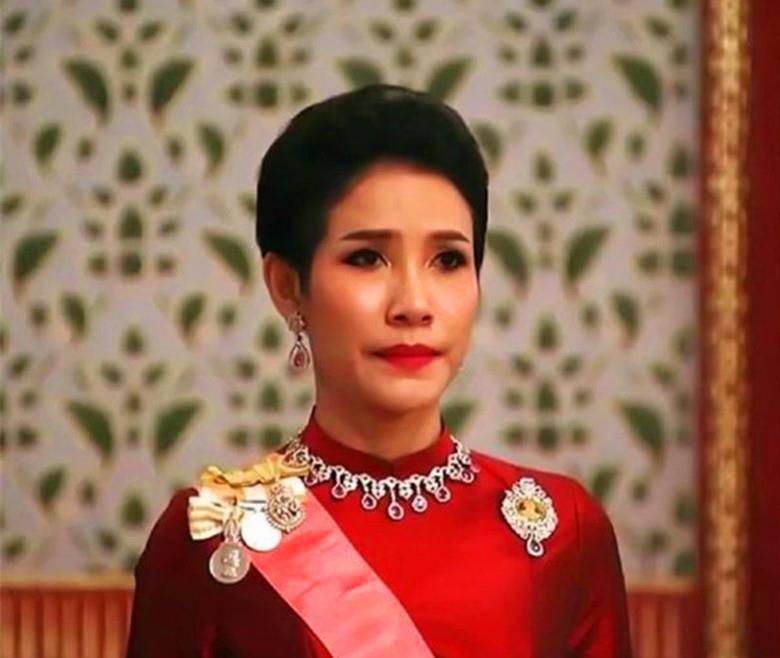 原创诗妮娜贵妃30岁生日时收到巨款神秘人士传递消息小心整容陷阱