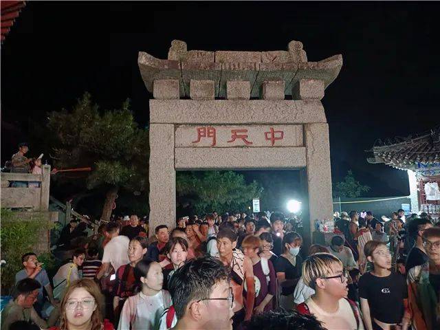 过回马岭到达中天门时,短衫湿透,顺脸淌汗,看儿子也是头发如水洗般.