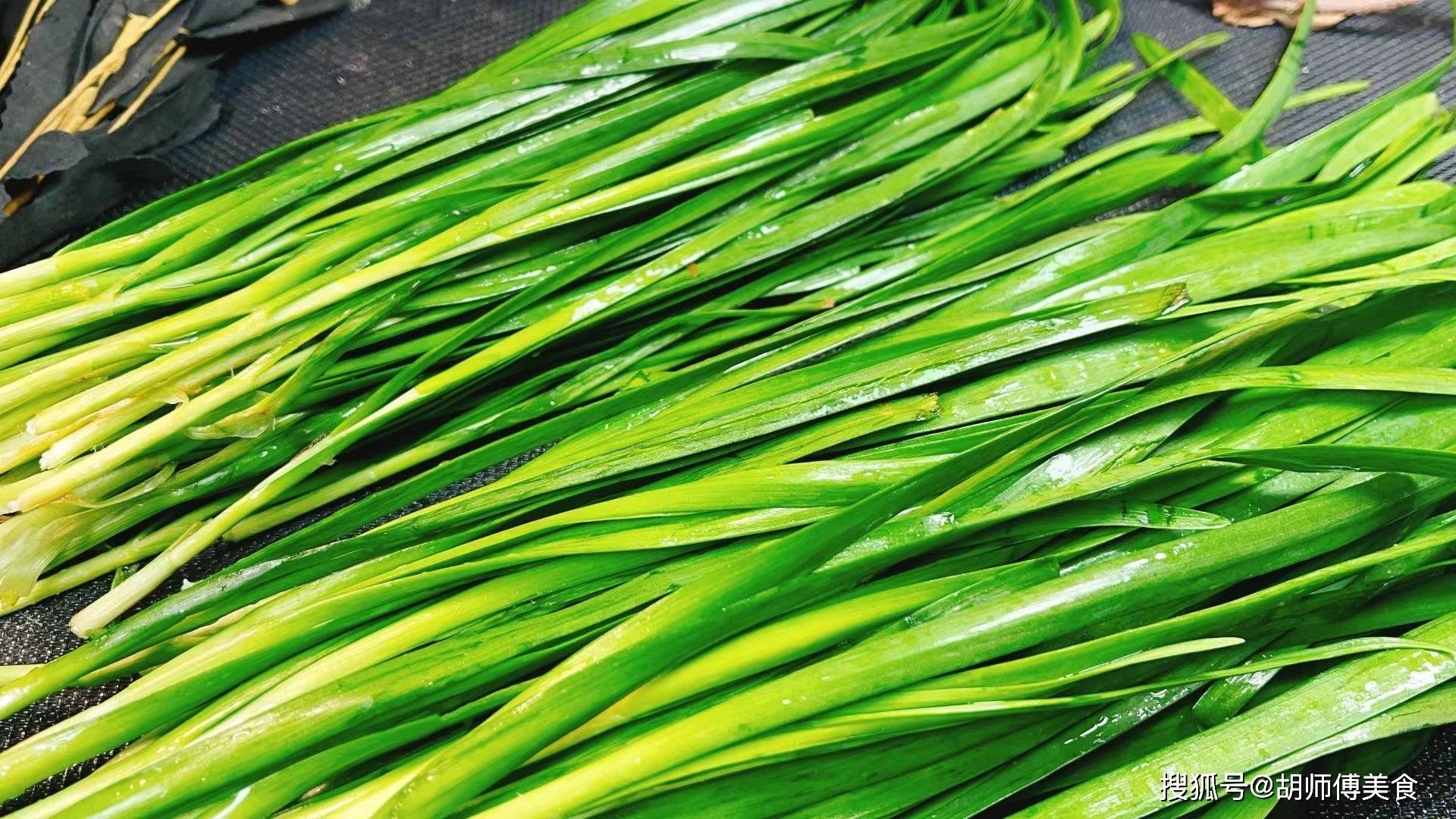 韭菜是春天的时令蔬菜,特别是3-4月份的第一茬韭菜,又鲜又嫩,不管是拌