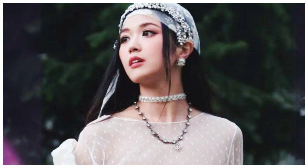 这是来自越南的女歌手,大家对她不太了解,但应该听过她的歌曲,孙夏玲