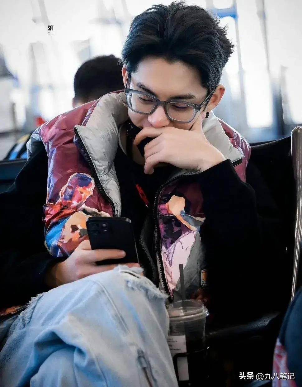 王鹤棣在机场对手机笑4家cp粉都嗑到了