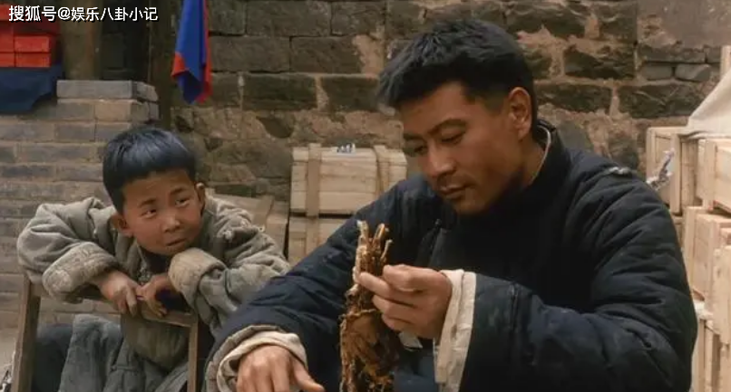 原创最丑影帝从跑龙套到亿万身家用了24年如今娶小15岁貌美娇妻