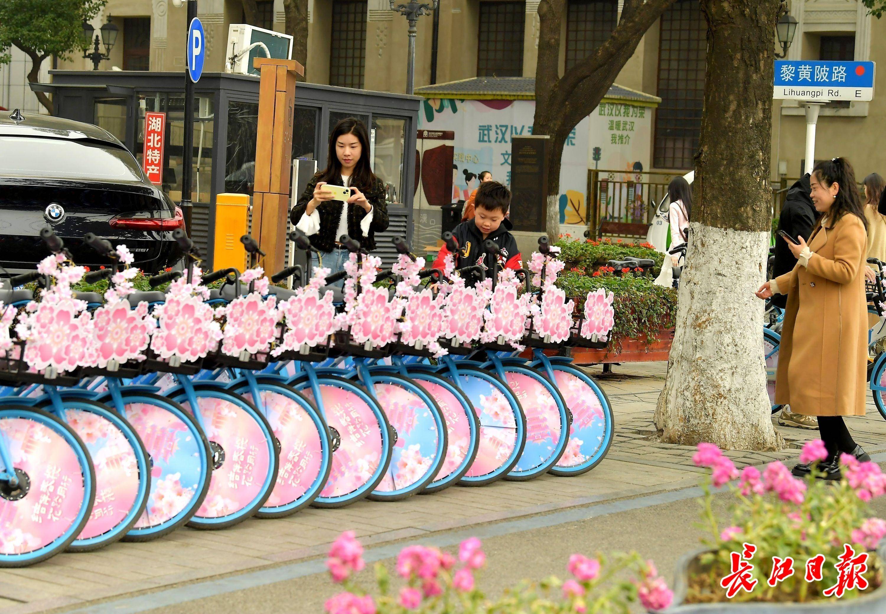 此次在武汉上新的"无锁"版车型,配备了高精准定位轮毂锁,如果用户忘记