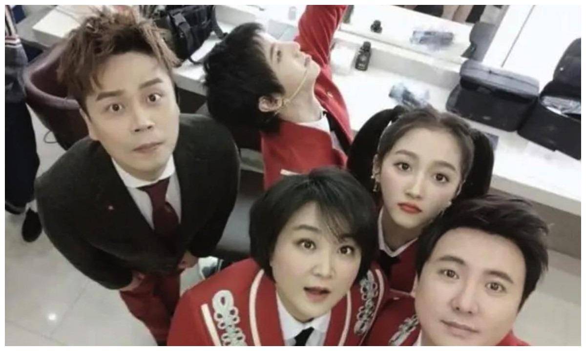 主持人沈涛携全家出行妻子侧颜撞脸许晴气质不输王牌女郎费费