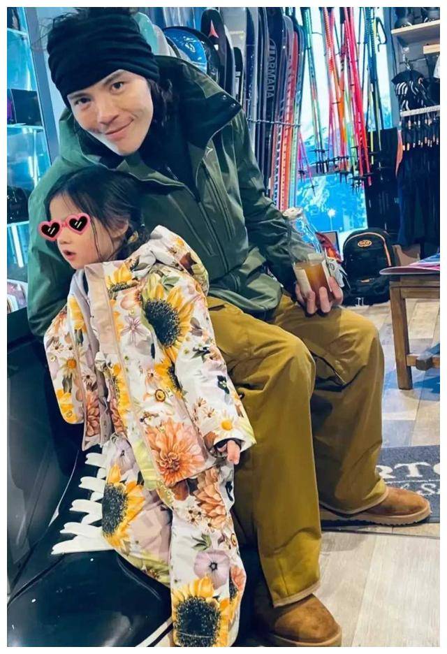 向佐郭碧婷全家出游向华强陪孙子孙女一脸开心75岁不显老