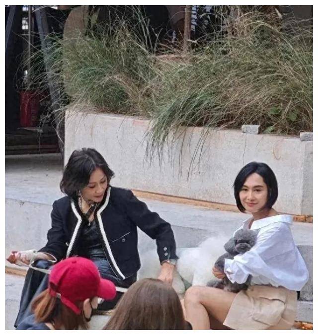 刘嘉玲朱茵同台一个不做嫩一个穿短裙如今都老了