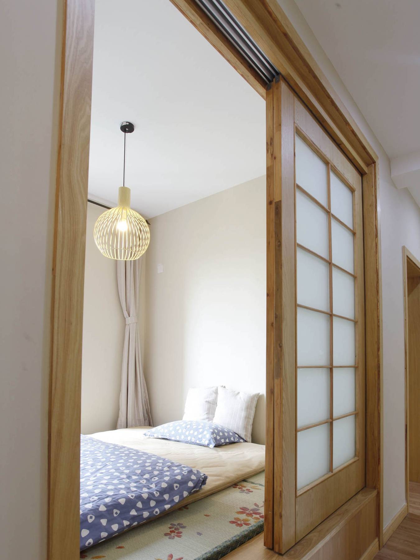 次卧室空间比较小,榻榻米的使用不仅拥有了超大的收纳空间也同时满足