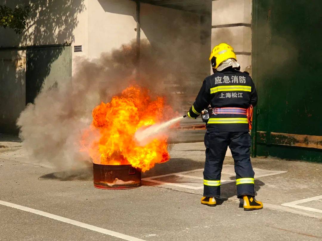 灭火产品也有假?松江消防开展真火实验教你辨真伪