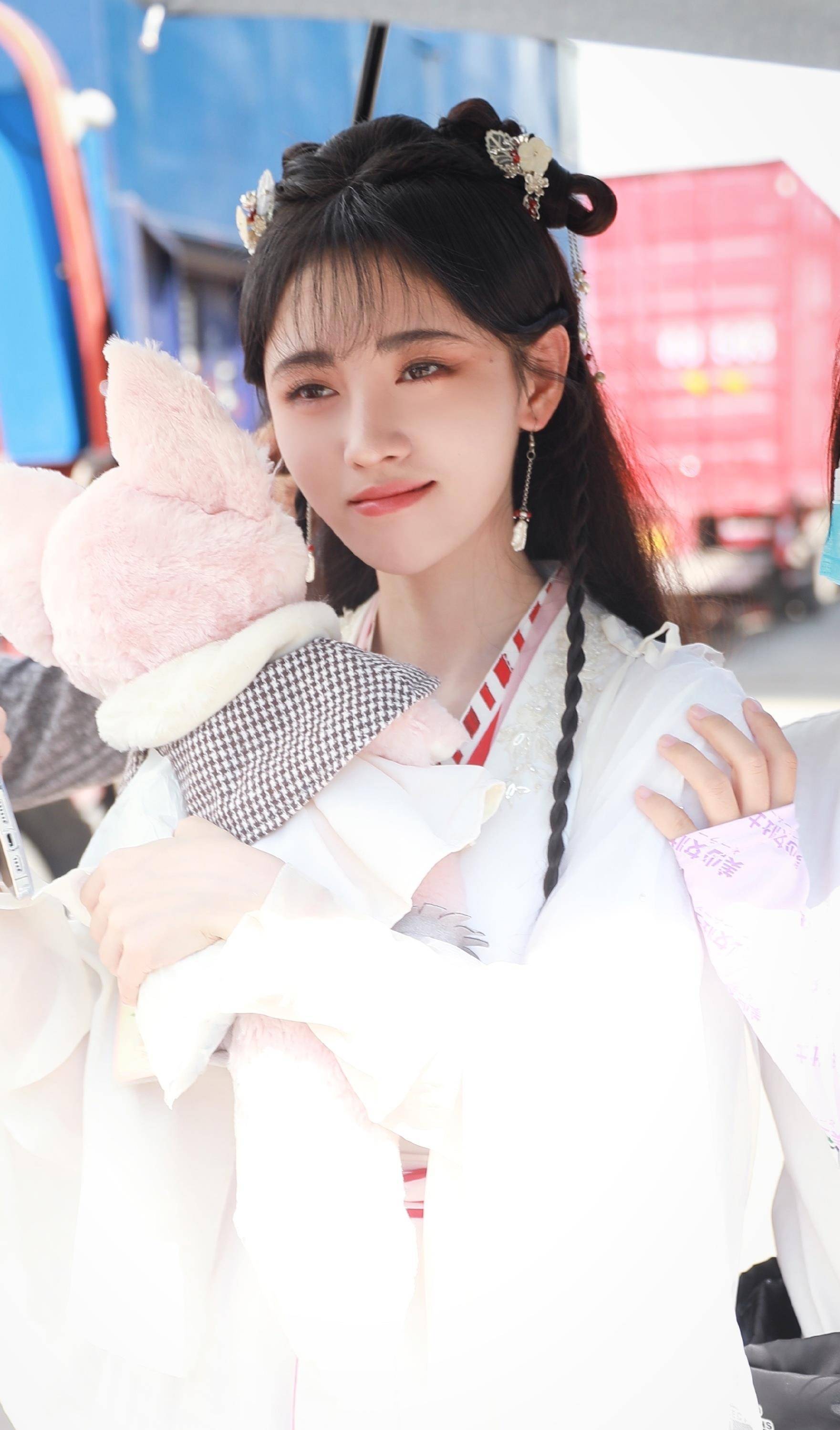原创鞠婧祎新剧路透曝光片场抱着玩偶不撒手饭拍镜头下颜值超能打