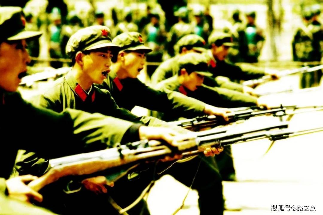 原创格斗英雄曾春华负伤面对包围的越军用一把匕首威震敌寇心