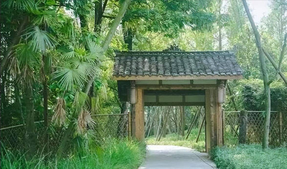 之时,张大披发跣足,佯狂出入市井间,后潜归故土,隐于曹汶庄,南旃檀庵