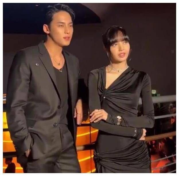 lisa与男爱豆甜蜜互动网友羡慕却传她有男友在身边