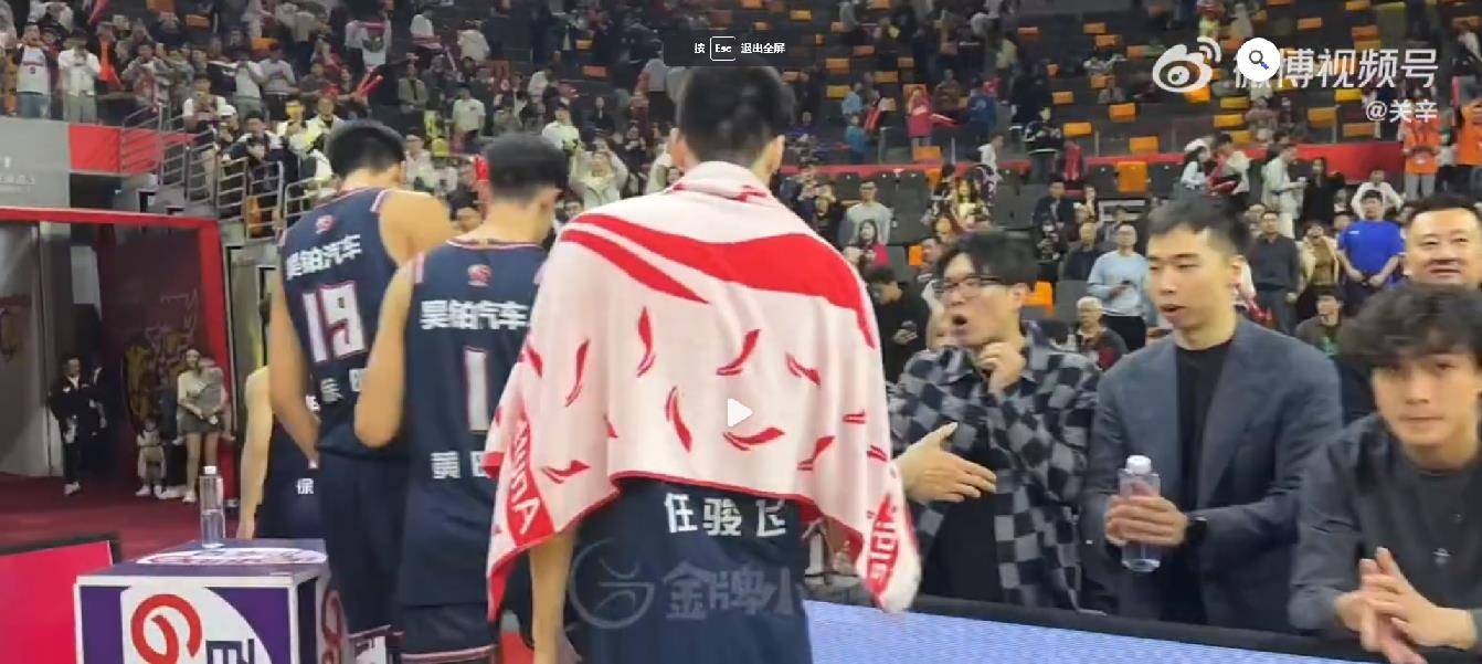 陈海涛的儿子陈浩峰也在现场为广东队激情呐喊庆祝胜利,作为目前宏远