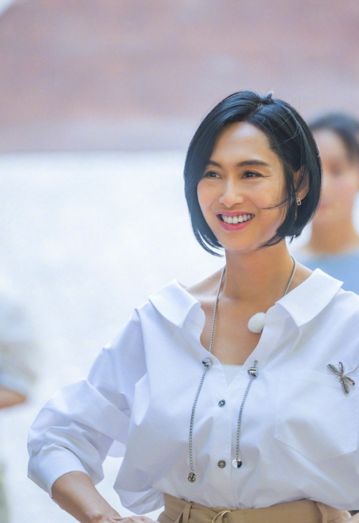 59岁刘嘉玲与53岁朱茵约饭穿小香风戴四股项链不扮嫩也像阿姨