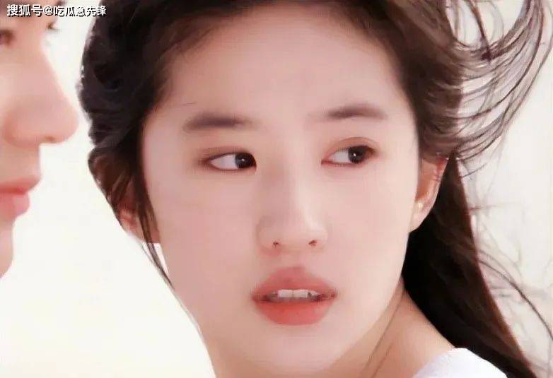 在刘亦菲早期出演电影《恋爱通告》时,甚至直接全素颜出镜,连口红都没