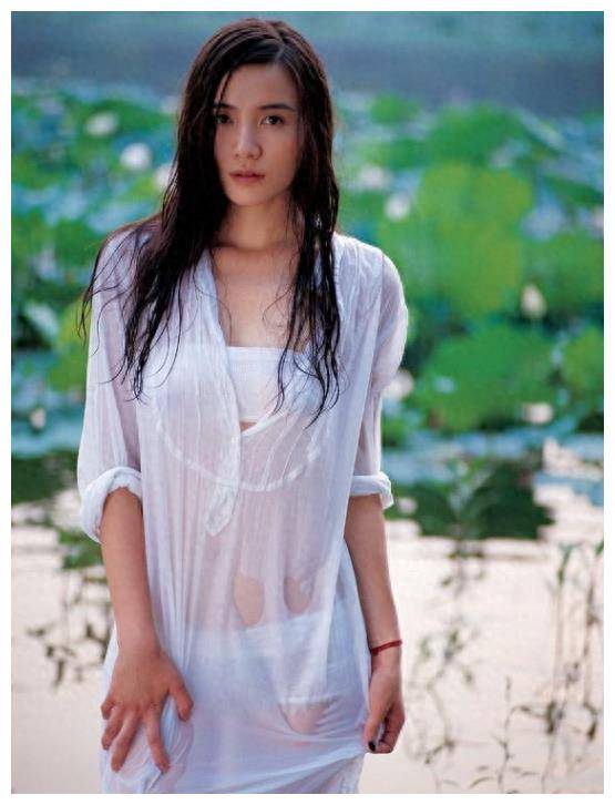 宋佳靠吊带走红,5婚导演同居,《李连杰没说错》助她转变!