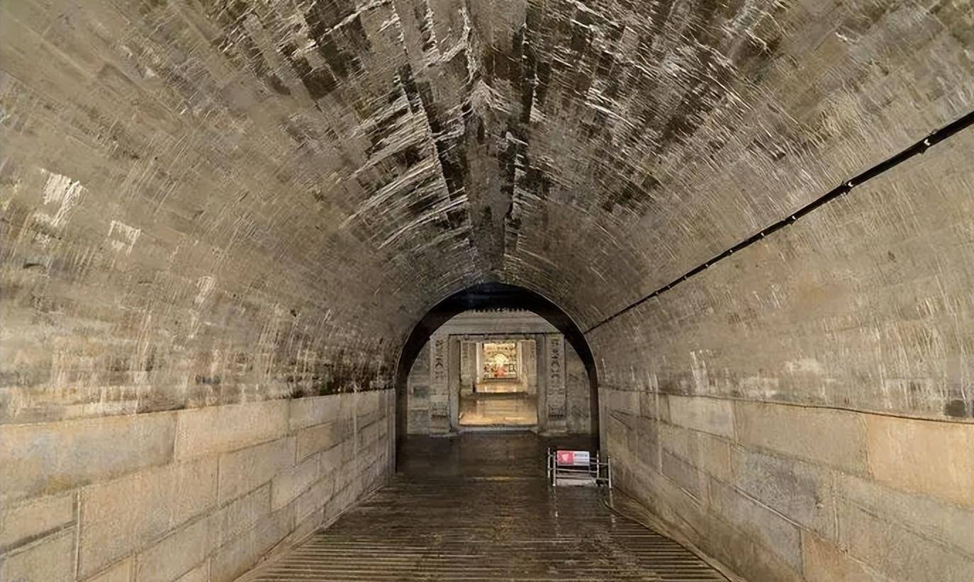 在挖掘的过程中,出土了很多先秦时期的文物,其中发现的古墓高达十四个