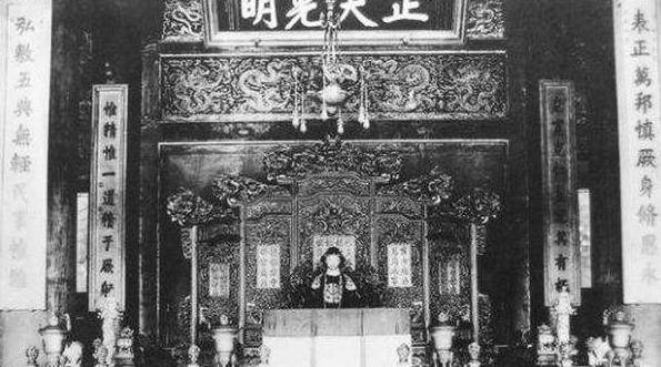 原创溥仪晚年重游故宫对着花瓶偷偷说了6个字专家听后顿时傻眼