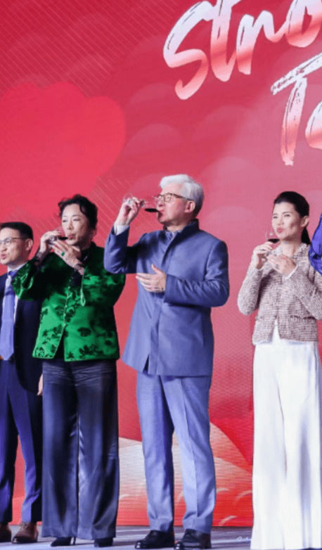 罗康瑞夫妇参加晚宴67岁朱玲玲穿翠绿色彰显贵气罗宝瑜也来了