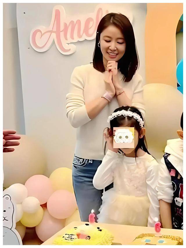 林心如深情呵护女儿与保姆禁独处拒绝将阴影留给孩子