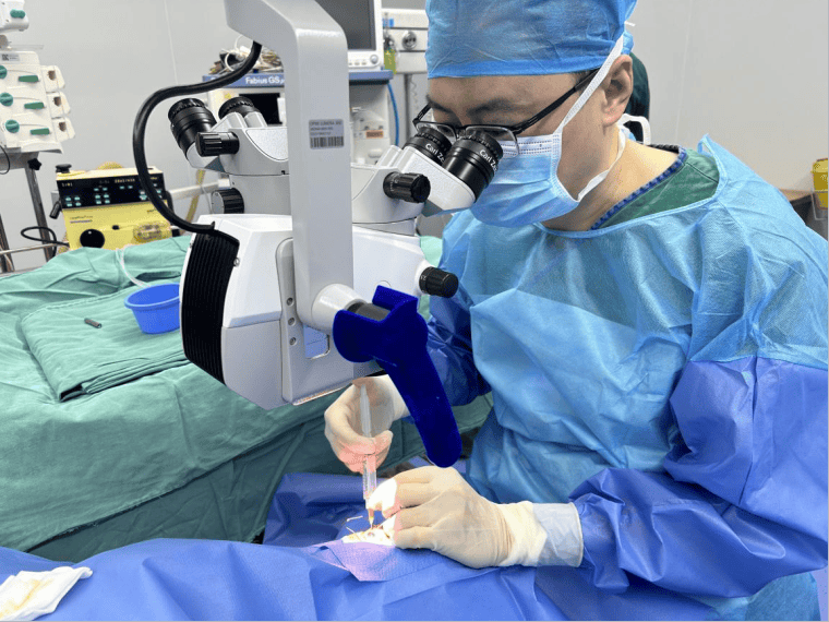 眼科主任张浩助患者点亮世界恢复光明