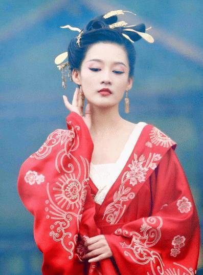 原创李沁拍照最大胆的一次穿短款背心出镜拍完很快包裹严实