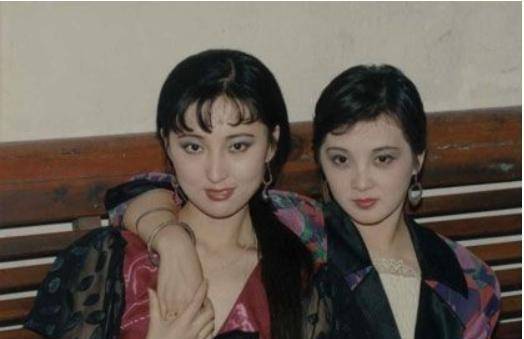 难怪陈晓旭和胡泽红都是黛玉候选人,这张照片,两人犹如孪生姐妹