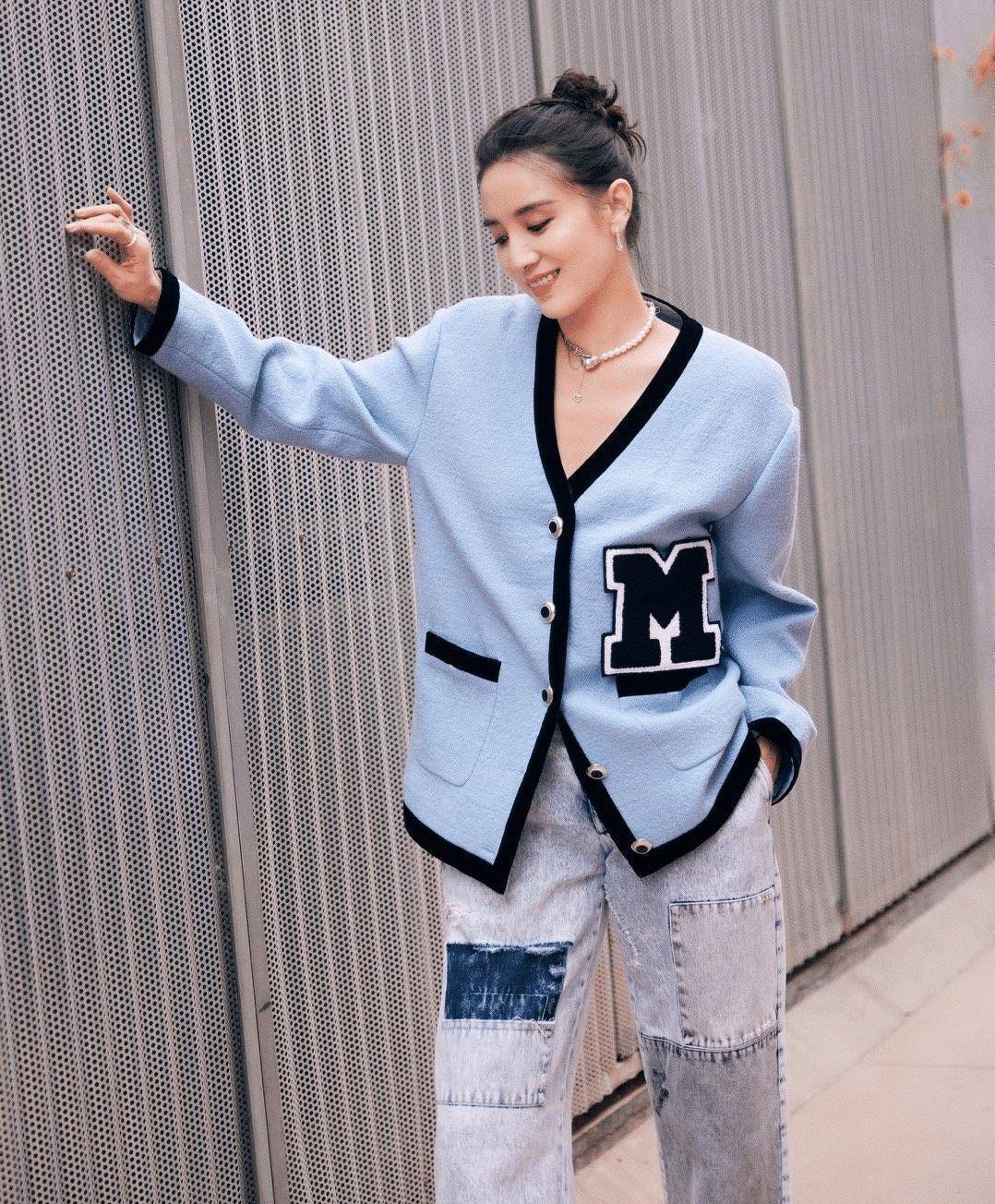 40岁宋佳把补丁裤穿火了蓝色针织开衫配补丁裤洋气又减龄