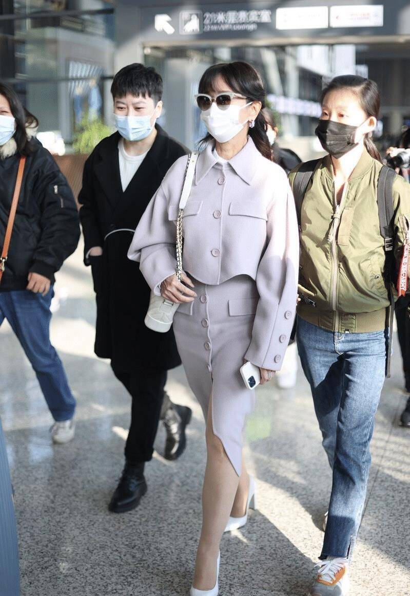 "奶奶辈"的赵雅芝真拼,穿露腿开叉裙脚踩高跟鞋,哪像68岁