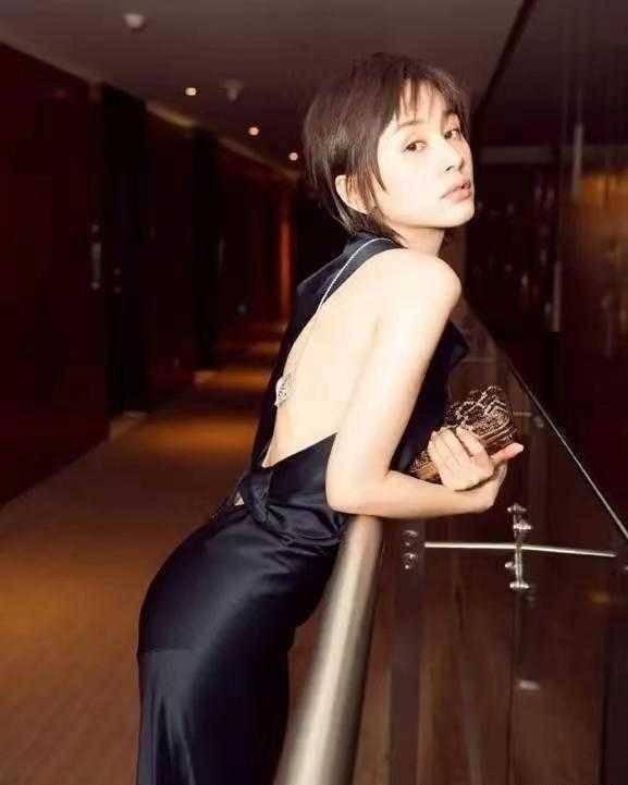 原创又被王子文身材折服了一袭露背缎面连衣裙哪像只有159cm