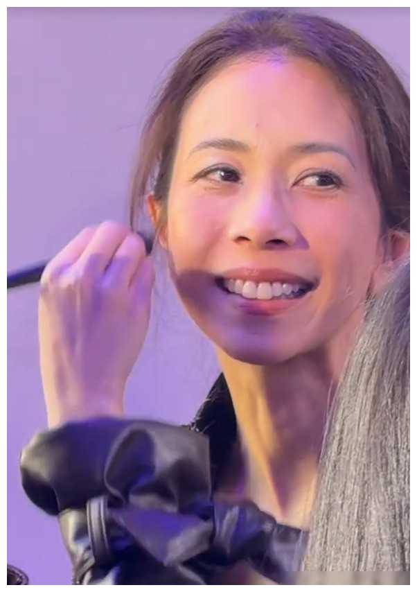 巴黎这一夜,莫文蔚五官下移,林心如发福明显,这三位小花被期待_艾米