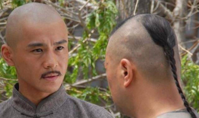 金钱鼠尾是指清兵入关剃发易服以后中国人的所留的发型,由于现在清宫