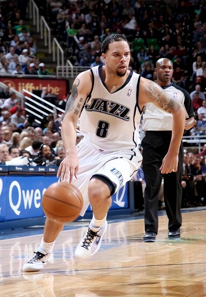 而德隆·威廉姆斯,这个曾经让无数球迷为之疯狂的"重装坦克",却在近几