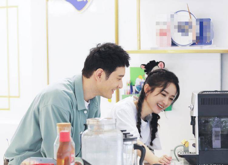 原创赵丽颖因用筷子扒拉菜引热议张亮事后为其发声两人感情太好了