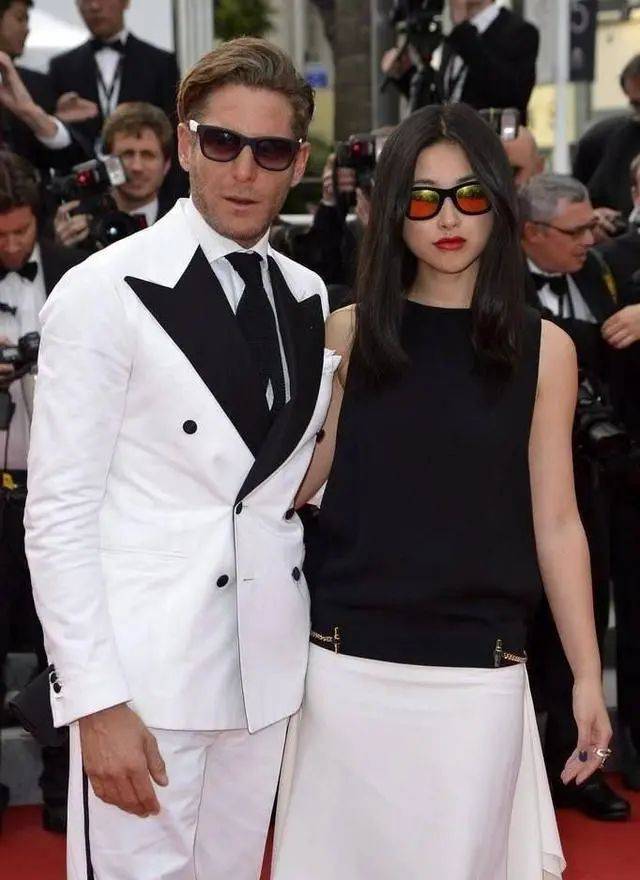 朱珠在37岁那年把自己嫁出去了,老公是清华学霸王昀佳,曾在清华当美术