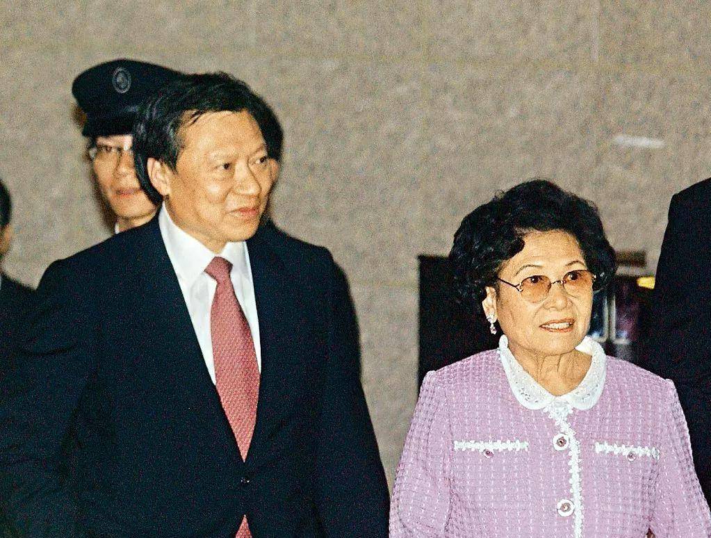 原创香港女富豪邝肖卿刚出生就被送豪宅90岁身价超130亿美金