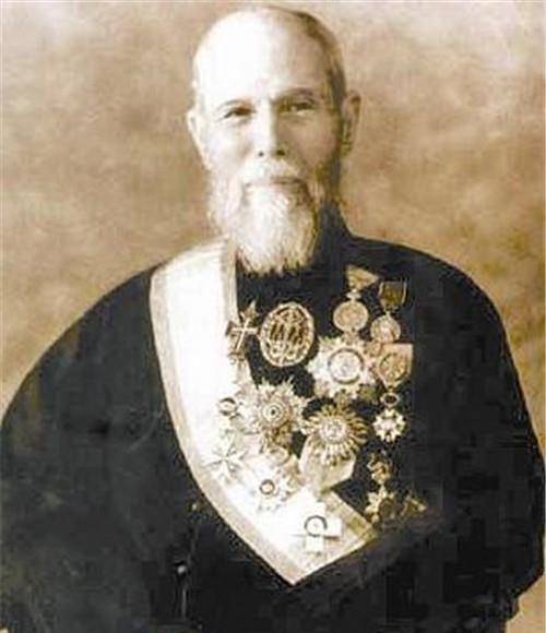 而何启东有个弟弟叫做何福(何启福),何福又有个儿子叫何世光,何世光