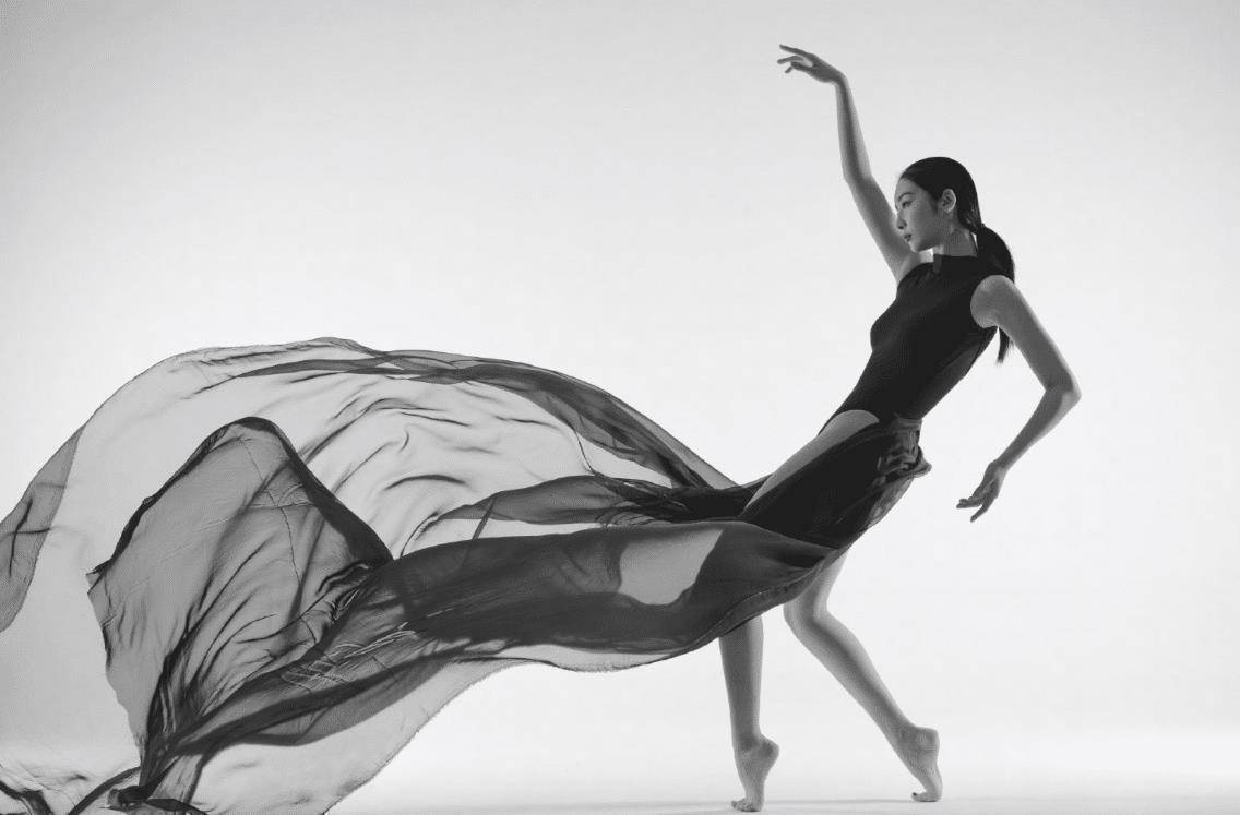 原创赵小棠水墨大片出炉展现十足柔韧性这脚的弯曲角度看着都疼