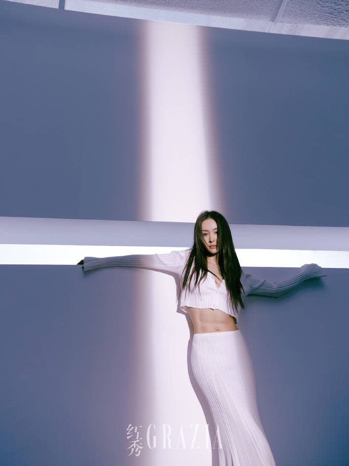 王子文再登杂志封面眼神坚定气场强大健硕腹肌惹人羡