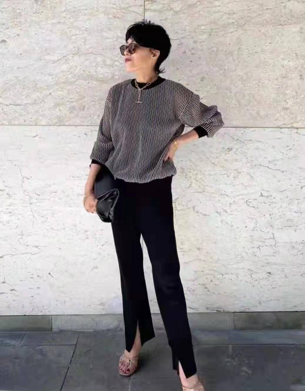 60岁的女人,别穿得太老套,学这位奶奶的穿搭,减龄又高级