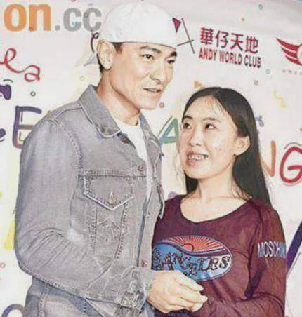 蔡少芬自爆:自己的偶像是刘德华,每天睡觉前都要吻下刘德华海报