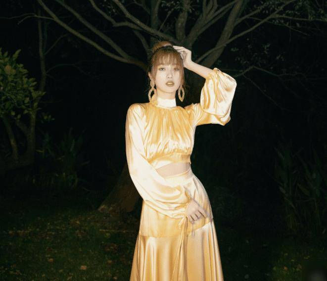 原创虞书欣又瘦了晚宴主持身穿金色露背小礼服腰围却成为亮点