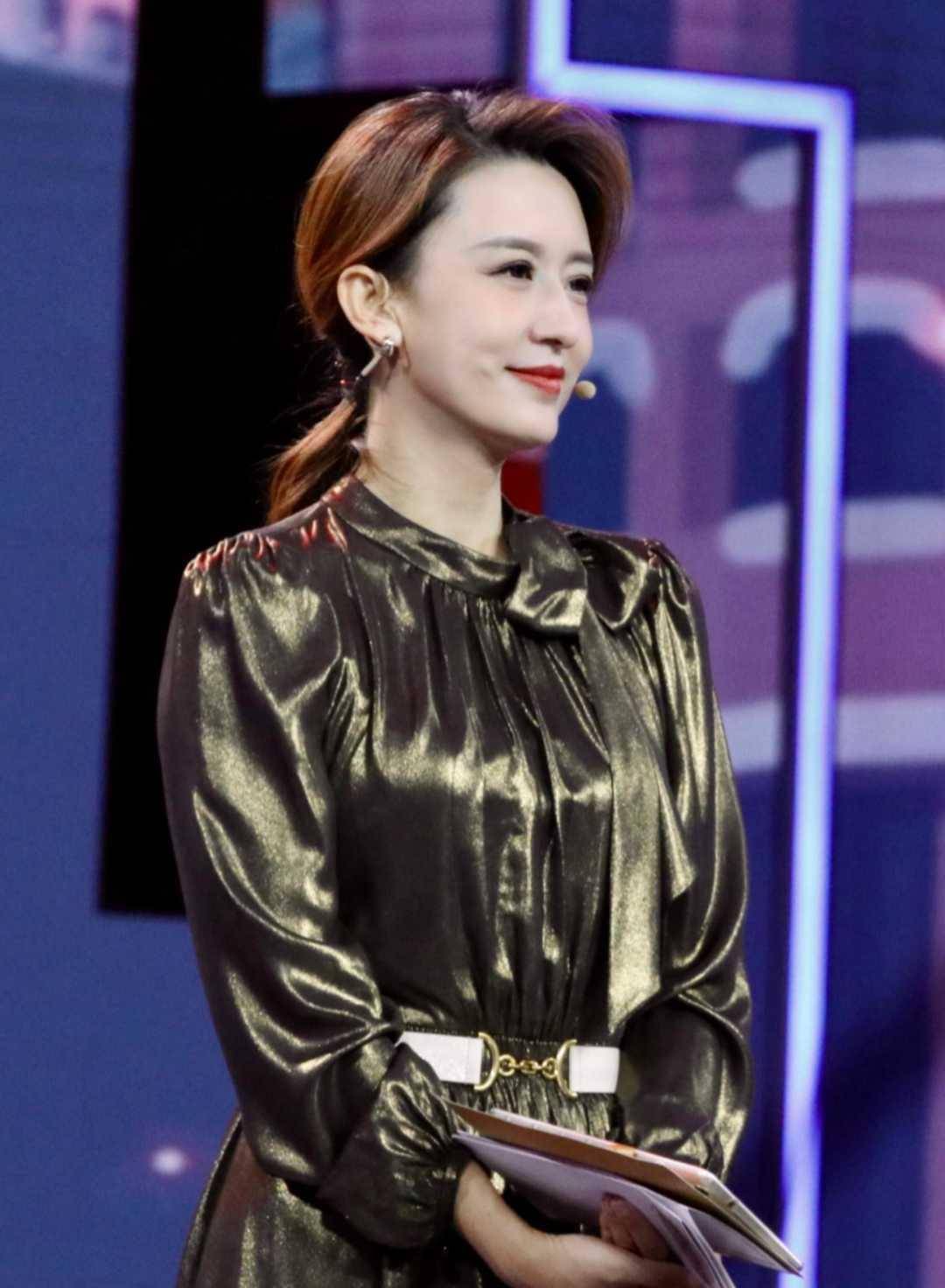 张蕾瘦出"瓜子脸",一袭金色连衣裙高贵优雅,又美出圈了