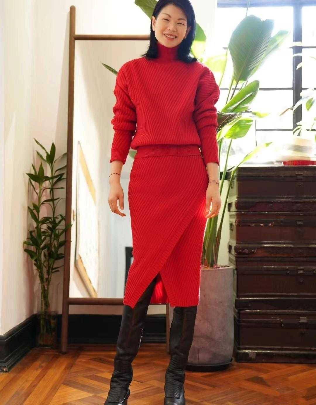 吕燕不愧是国际超模穿大红色套裙配长靴洋气又高级