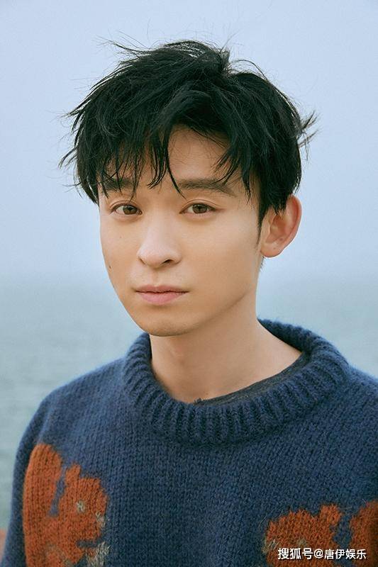 原创董子健街头猛吸烟网友心疼其颓废形象婚变阴影难散