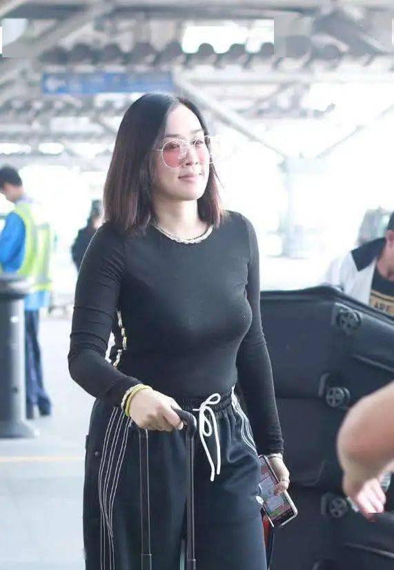与丈夫一同出席机场时,钟丽缇的休闲穿搭展现出别样的魅力.