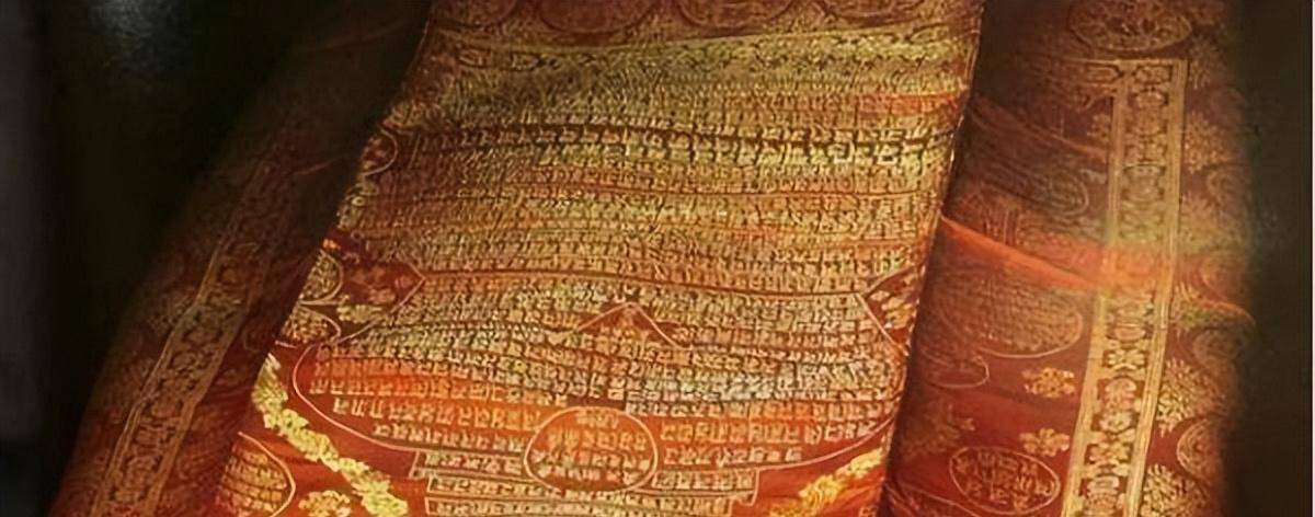 原创2005年一男子9万元拍下一件破袈裟专家它不是随乾隆下葬了吗