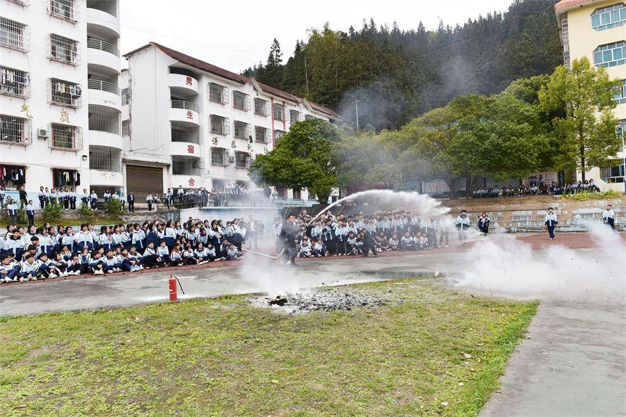 贵州从江县:下江中学开展应急逃生演练活动